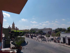 Plaza Fundadores, iglesia de La Santa Cruz, casa completa